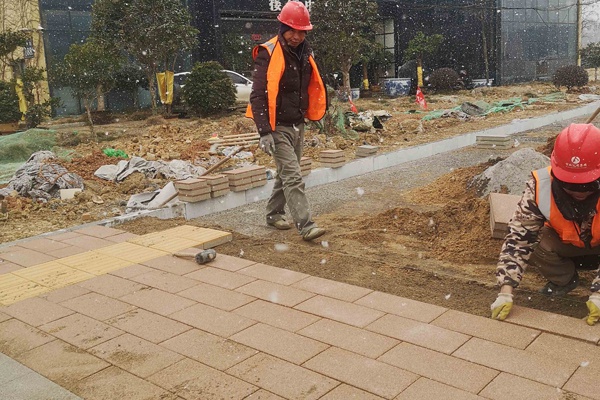 1609991797934505.jpg 南昌市政建設(shè)洛陽東路綜合改造工程項(xiàng)目風(fēng)雪中堅(jiān)守崗位施工6004001.jpg