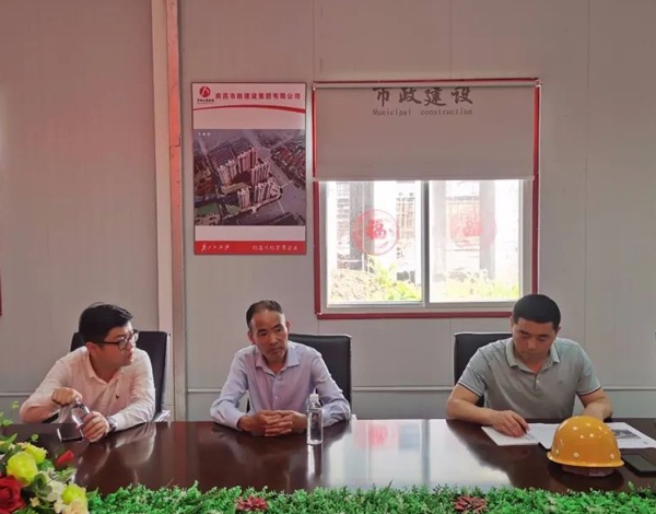 1619486104497554.jpg 南昌市政建設(shè)集團(tuán)桃南安置房項(xiàng)目開展高空墜落應(yīng)急救援演練6002.jpg