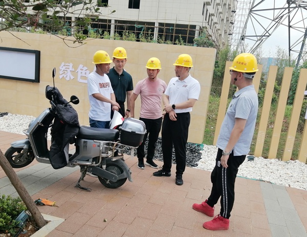 1623914498840230.jpg 南昌市政建設(shè)集團(tuán)慰問(wèn)端午堅(jiān)守一線工人6002.jpg