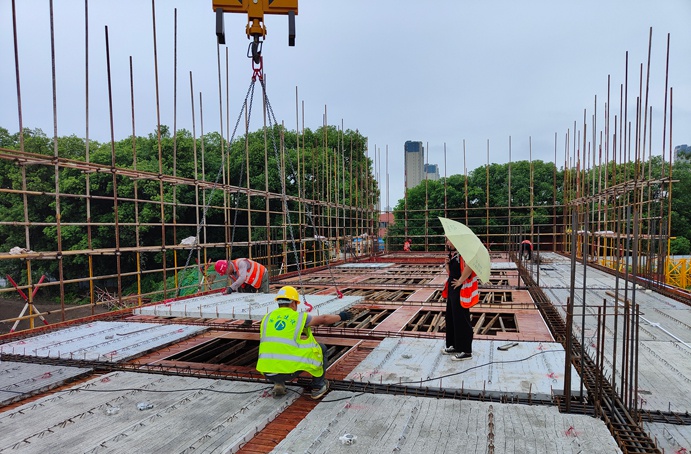 1629077434351898.jpg 南昌縣人才公共實(shí)訓(xùn)基地項(xiàng)目PC構(gòu)件首次吊裝6910.jpg