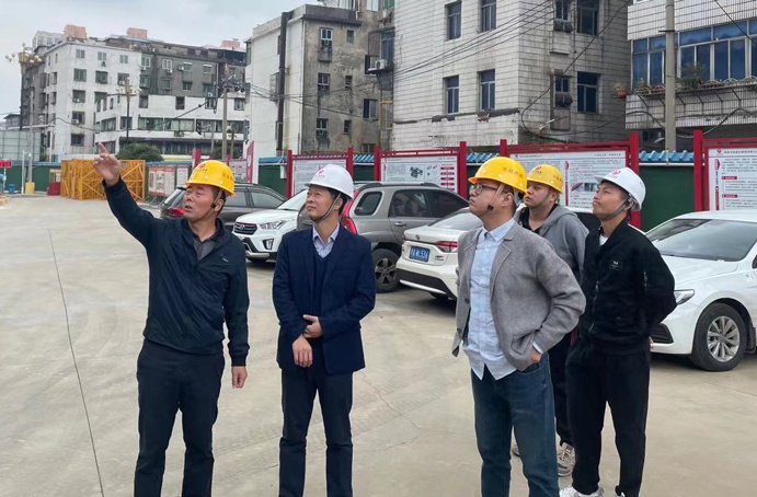 1634867783715872.jpg 謝寶瓊來到桃花南路安置房項目部檢查指導691.jpg