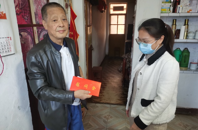 1635383928771878.jpg 南昌市政建設(shè)集團工會慰問生病退休職工691.jpg