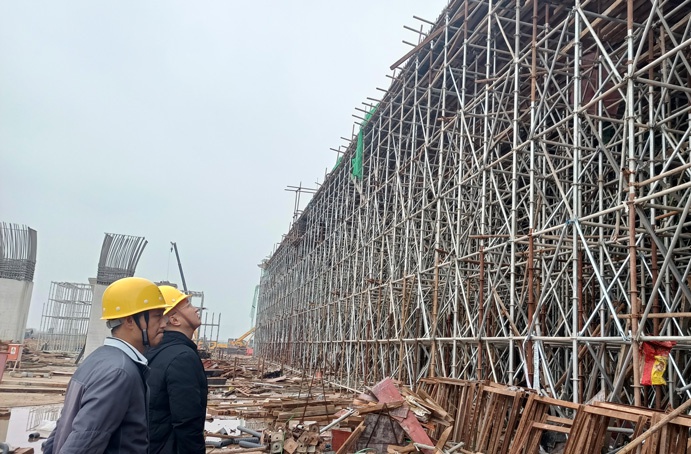 1641873093696061.jpg 南昌市政建設(shè)集團(tuán)王海龍前往小藍(lán)大道快速化工程現(xiàn)場(chǎng)檢查指導(dǎo)691.jpg