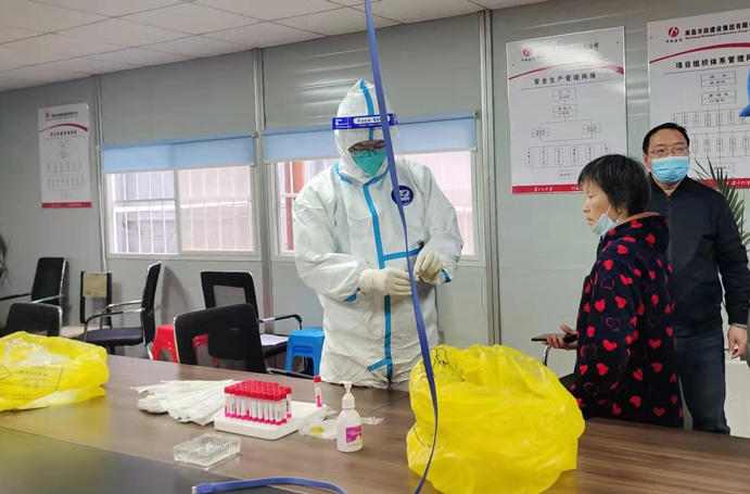 1649900710658695.jpg 各項(xiàng)目部開(kāi)展全員核酸檢測(cè)6912.jpg