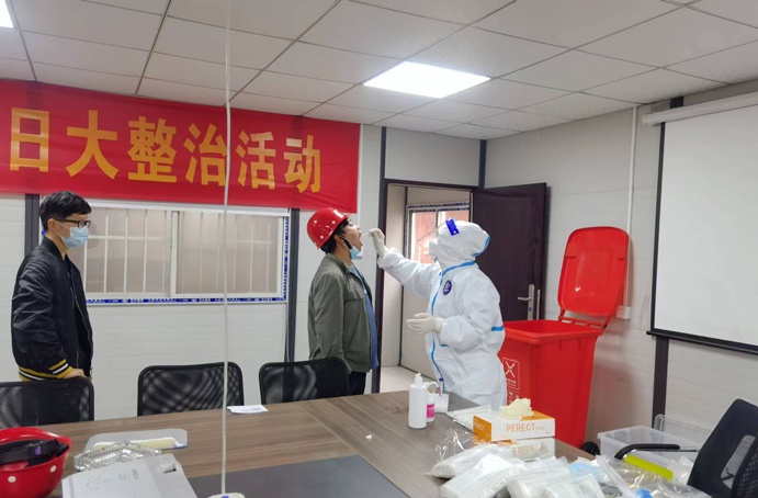 1649900716280249.jpg 各項(xiàng)目部開(kāi)展全員核酸檢測(cè)6913.jpg