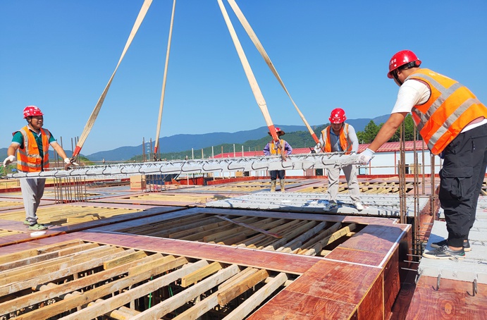 綠色建材科技產(chǎn)業(yè)園項目首批裝配式構(gòu)件成功吊裝 綠色建材科技產(chǎn)業(yè)園項目首批裝配式構(gòu)件成功吊裝