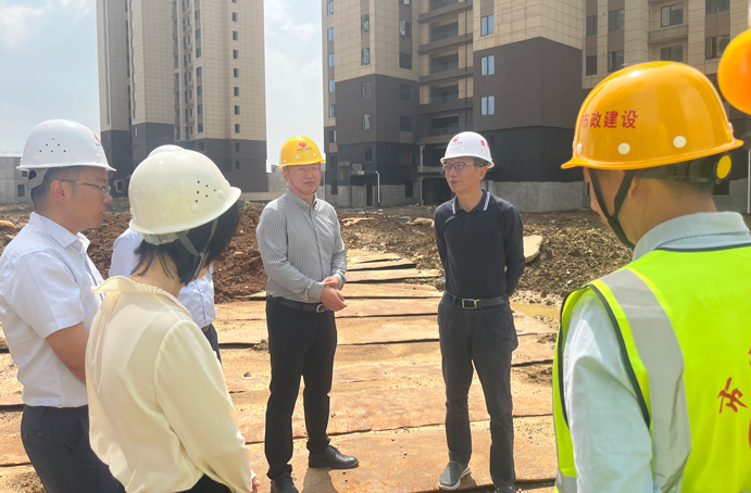 市政公用集團總工程師鄭學(xué)平到秦坊安置房項目調(diào)研