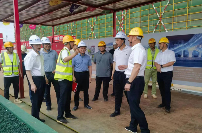 南昌市住建局饒良富來到新建區(qū)職業(yè)技術(shù)學(xué)校新校區(qū)建設(shè)項(xiàng)目調(diào)研 南昌市住建局饒良富來到新建區(qū)職業(yè)技術(shù)學(xué)校新校區(qū)建設(shè)項(xiàng)目調(diào)研