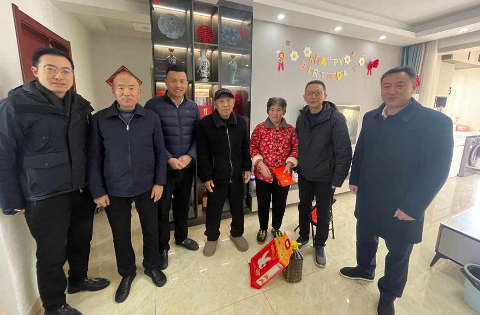 南昌市政公用集團(tuán)總工程師鄭學(xué)平到呂寧家中走訪(fǎng)慰問(wèn) 南昌市政公用集團(tuán)總工程師鄭學(xué)平到呂寧家中走訪(fǎng)慰問(wèn)