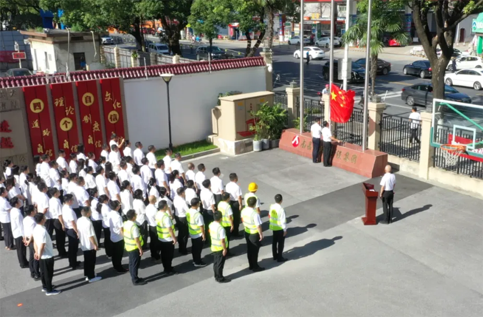 南昌市政建設(shè)集團黨員突擊隊授旗儀式 推進老城區(qū)燃氣設(shè)施更新改造 南昌市政建設(shè)集團黨員突擊隊授旗儀式 推進老城區(qū)燃氣設(shè)施更新改造