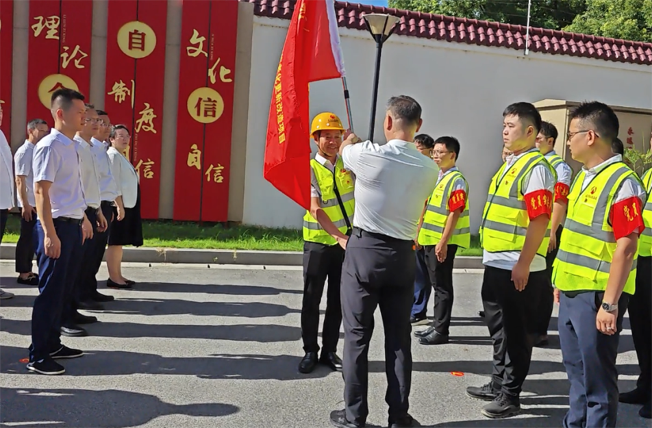 南昌市政建設(shè)集團黨員突擊隊授旗儀式 推進老城區(qū)燃氣設(shè)施更新改造 南昌市政建設(shè)集團黨員突擊隊授旗儀式 推進老城區(qū)燃氣設(shè)施更新改造