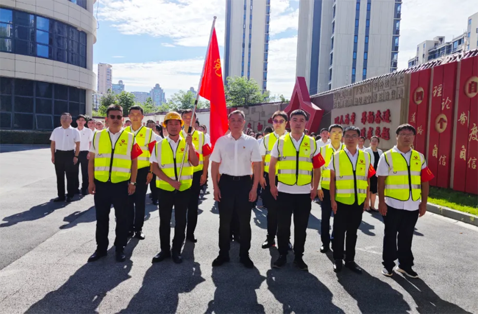 南昌市政建設(shè)集團黨員突擊隊授旗儀式 推進老城區(qū)燃氣設(shè)施更新改造 南昌市政建設(shè)集團黨員突擊隊授旗儀式 推進老城區(qū)燃氣設(shè)施更新改造