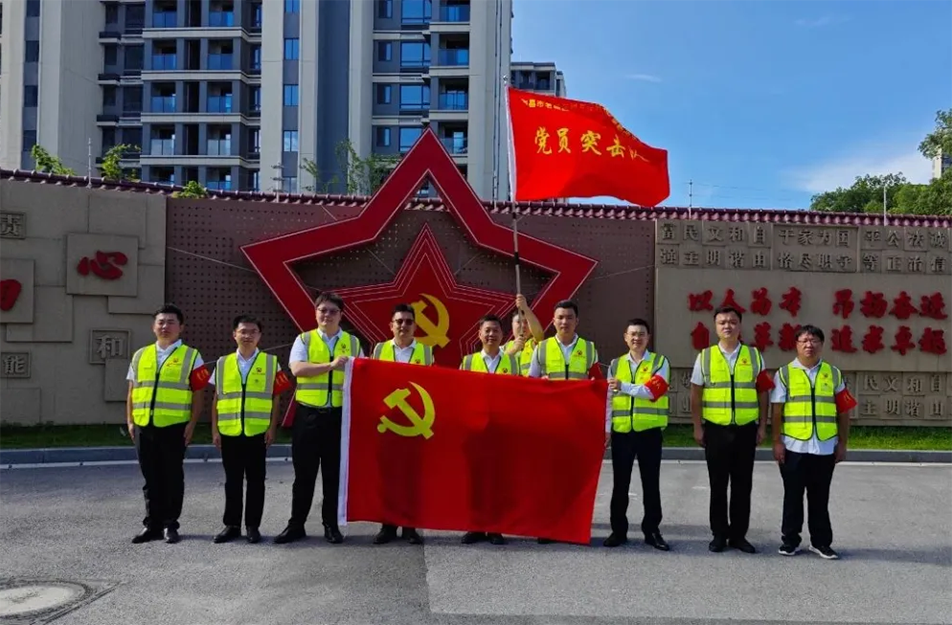 南昌市政建設(shè)集團黨員突擊隊授旗儀式 推進老城區(qū)燃氣設(shè)施更新改造 南昌市政建設(shè)集團黨員突擊隊授旗儀式 推進老城區(qū)燃氣設(shè)施更新改造