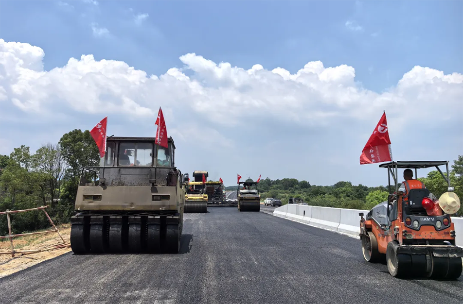南昌云翔大道項(xiàng)目啟動(dòng)首段底層瀝青攤鋪 投入21臺機(jī)械攻堅(jiān)關(guān)鍵節(jié)點(diǎn) 南昌云翔大道項(xiàng)目啟動(dòng)首段底層瀝青攤鋪 投入21臺機(jī)械攻堅(jiān)關(guān)鍵節(jié)點(diǎn)