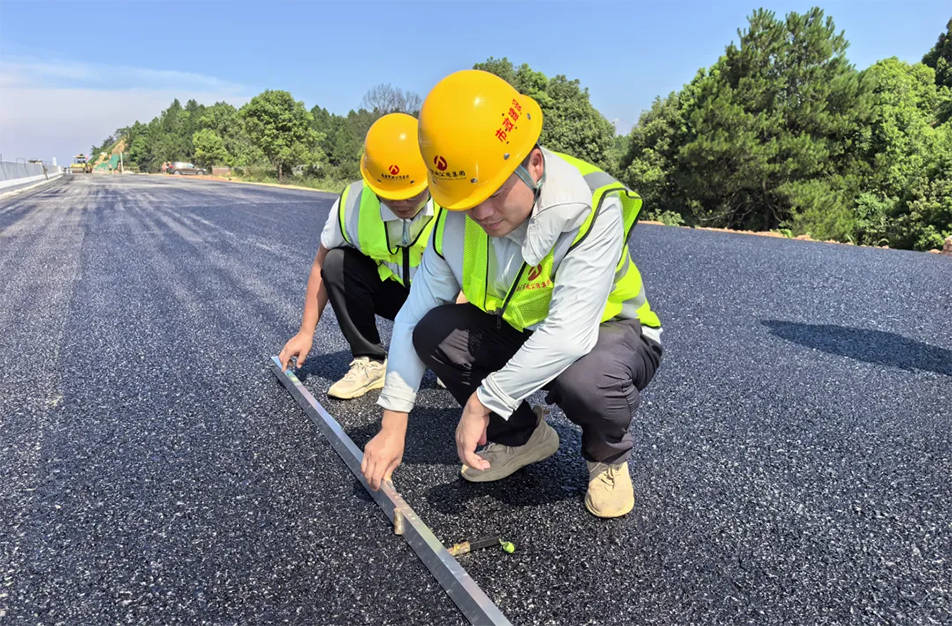 南昌云翔大道項(xiàng)目啟動(dòng)首段底層瀝青攤鋪 投入21臺機(jī)械攻堅(jiān)關(guān)鍵節(jié)點(diǎn) 南昌云翔大道項(xiàng)目啟動(dòng)首段底層瀝青攤鋪 投入21臺機(jī)械攻堅(jiān)關(guān)鍵節(jié)點(diǎn)