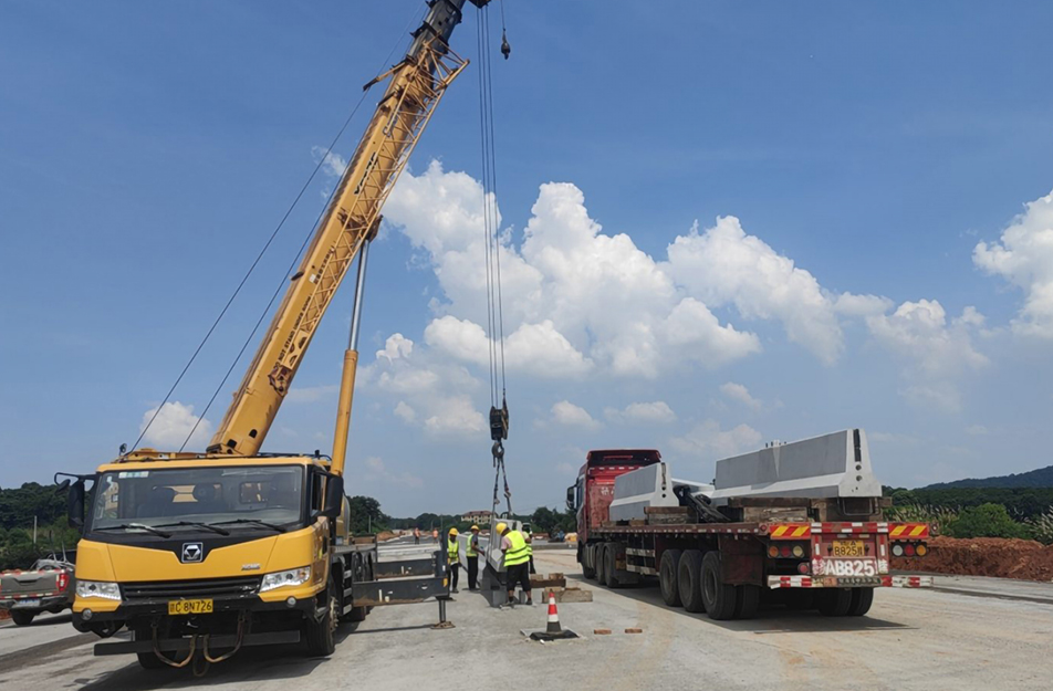 市政遠(yuǎn)大裝配式防撞護(hù)欄首次應(yīng)用于G320國道 開啟綠色建造新征程 市政遠(yuǎn)大裝配式防撞護(hù)欄首次應(yīng)用于G320國道 開啟綠色建造新征程