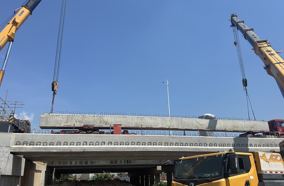 深南互通立交項目啟動預制空心板梁吊裝 25米梁體完成首件架設 深南互通立交項目啟動預制空心板梁吊裝 25米梁體完成首件架設